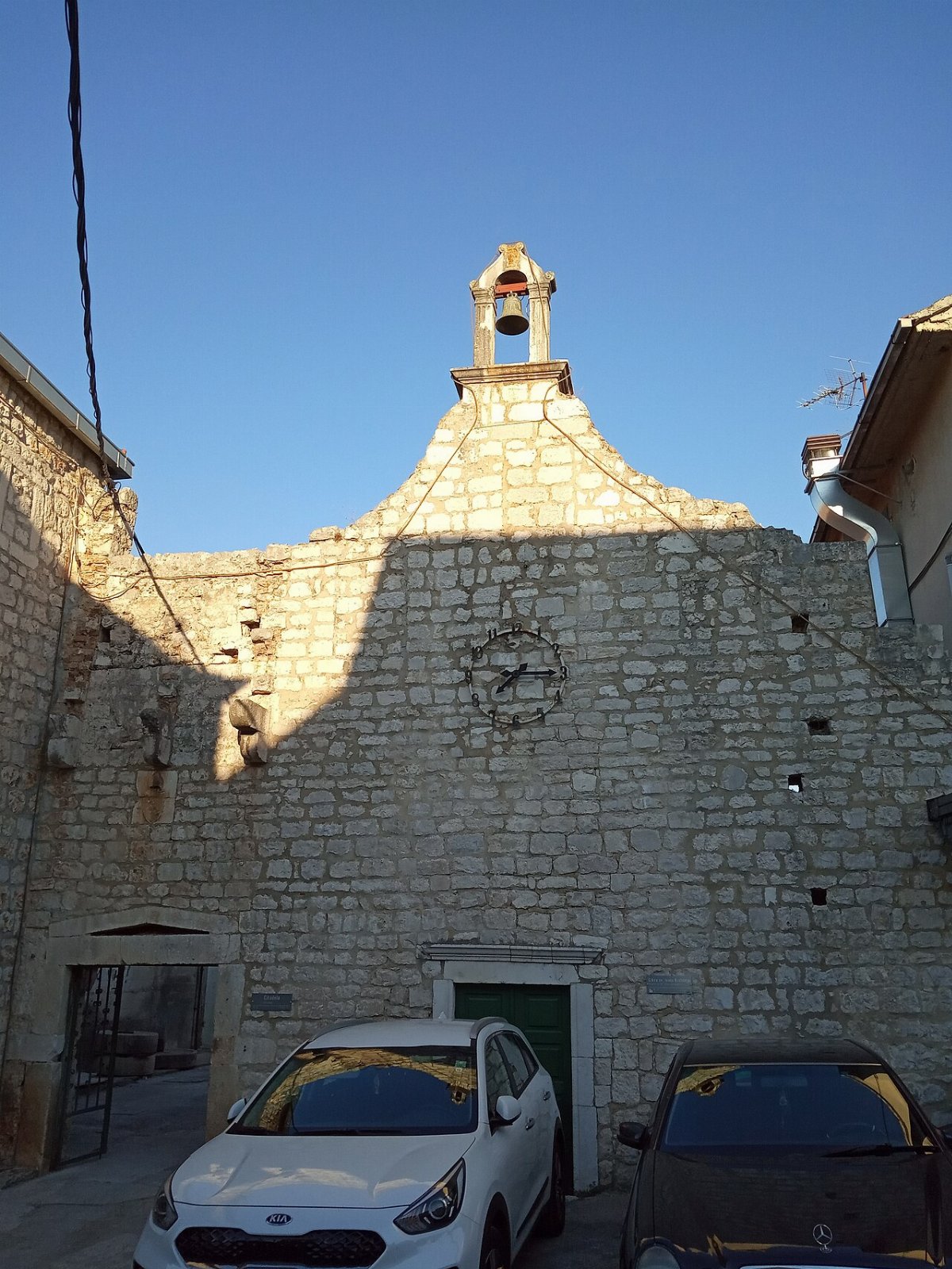 Chiesa di san giovanni battista con resti della cittadella marina