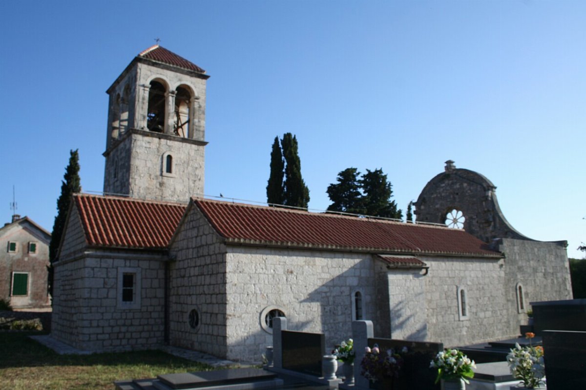 Chiesa di san giorgio con le case parrocchiali drvenik veliki