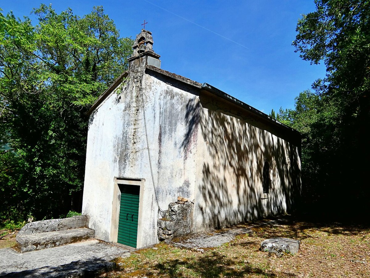 Chiesa di san pietro apostolo con cimitero medievale plocice