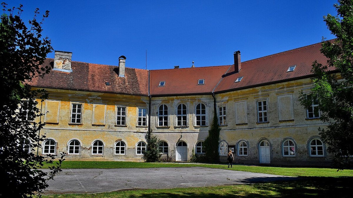 Castello sulla piazza della regina croata elena sveti kriz zacretje