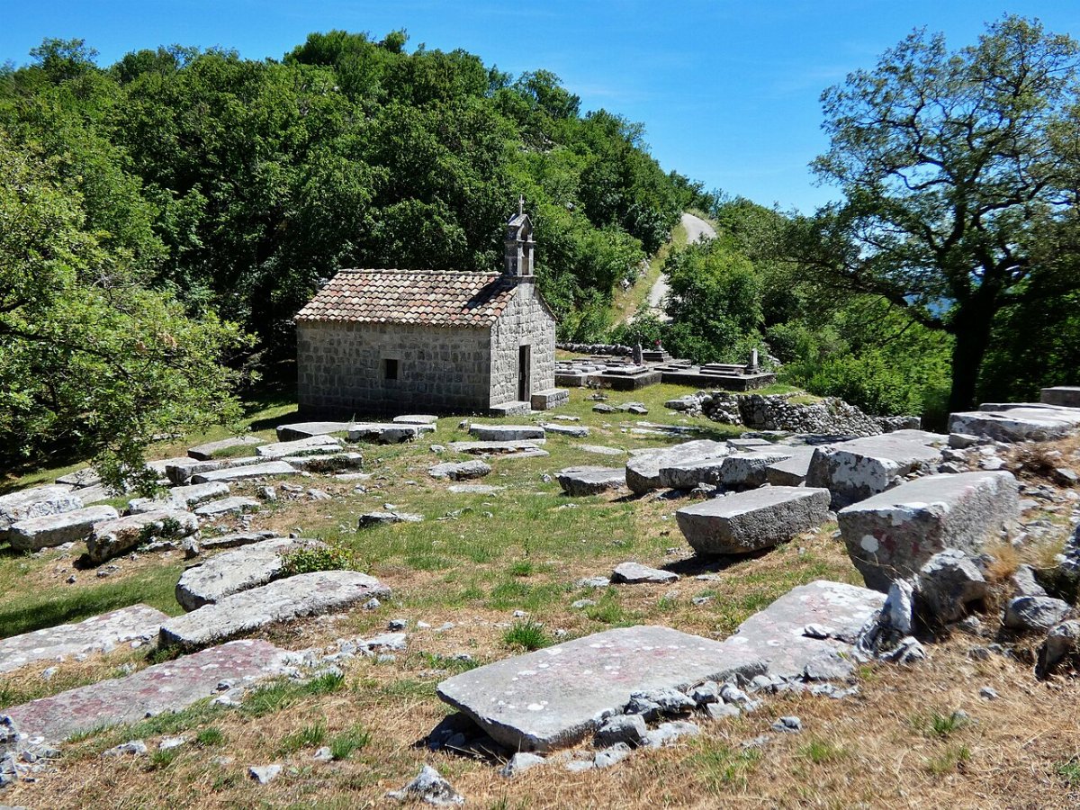 Cimitero con stecci e chiesa di santa barbara dubravka
