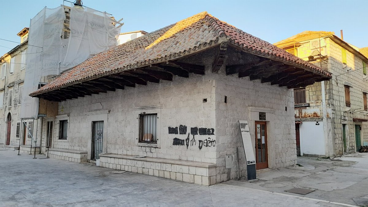 Loggia della confraternita di san pietro e torre kastel novi