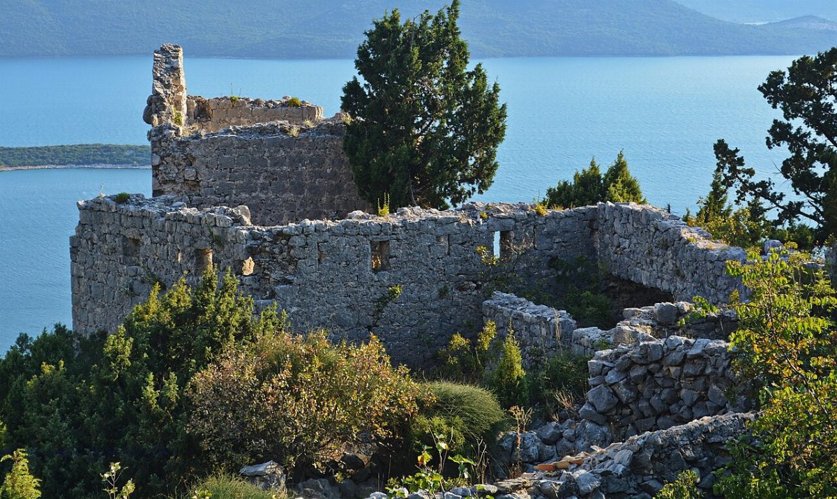 Fortezza smrdan grad con la chiesa della madonna grande slivno ravno